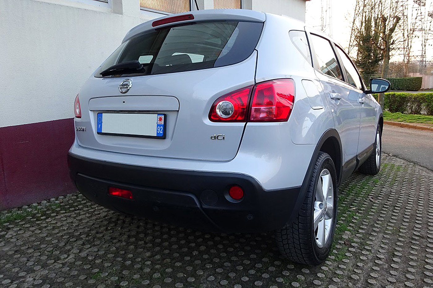 Nissan Qashqai gris clair de trois quarts arrière