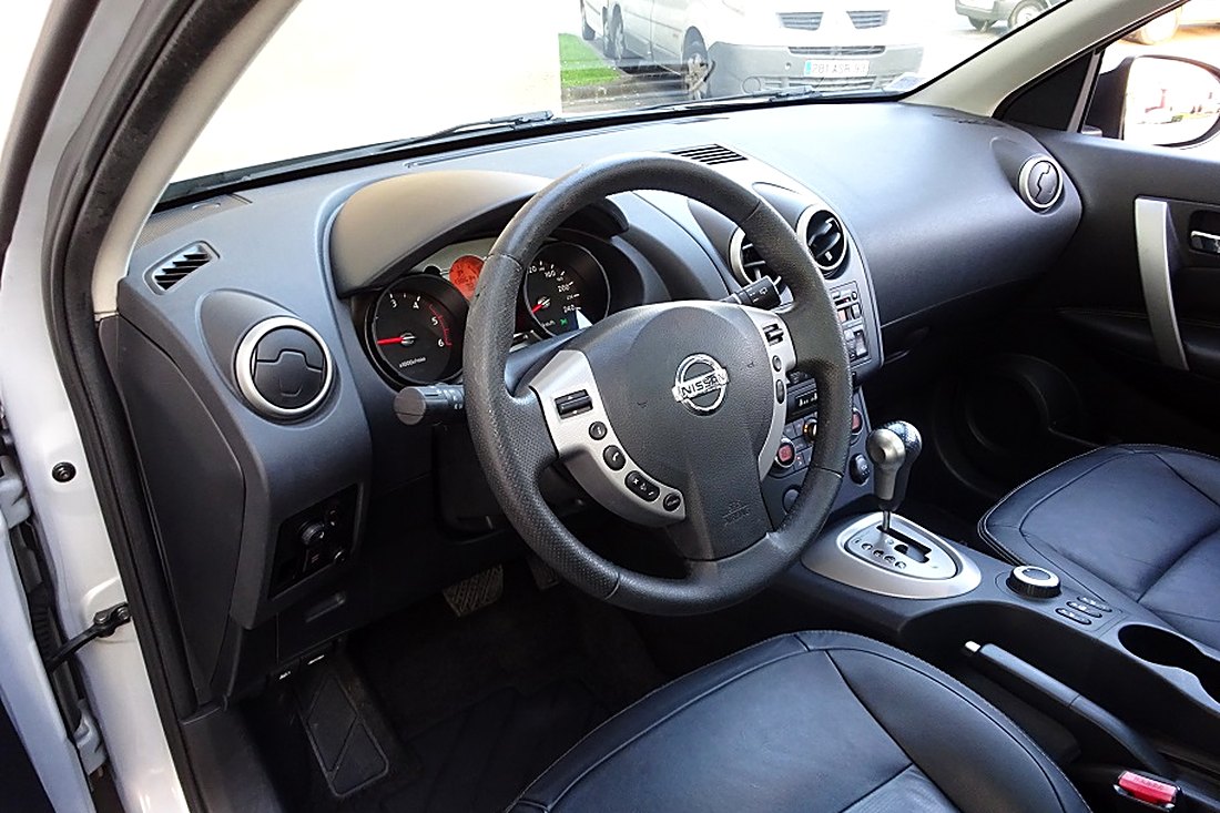 Poste de conduite Nissan Qashqai : volant, boîte automatique, sièges cuir