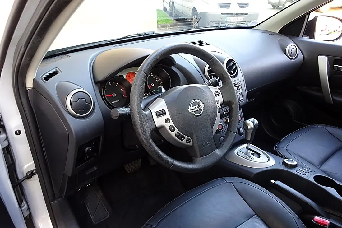 Poste de conduite Nissan Qashqai : volant, boîte automatique, sièges cuir