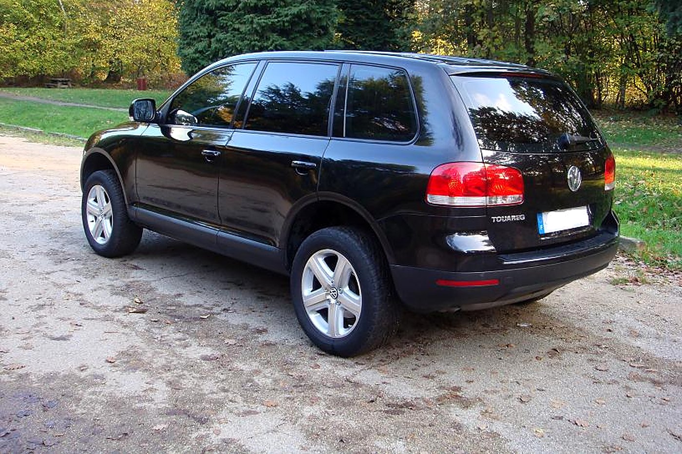 Volkswagen Touareg 7L noir de trois quarts arrière