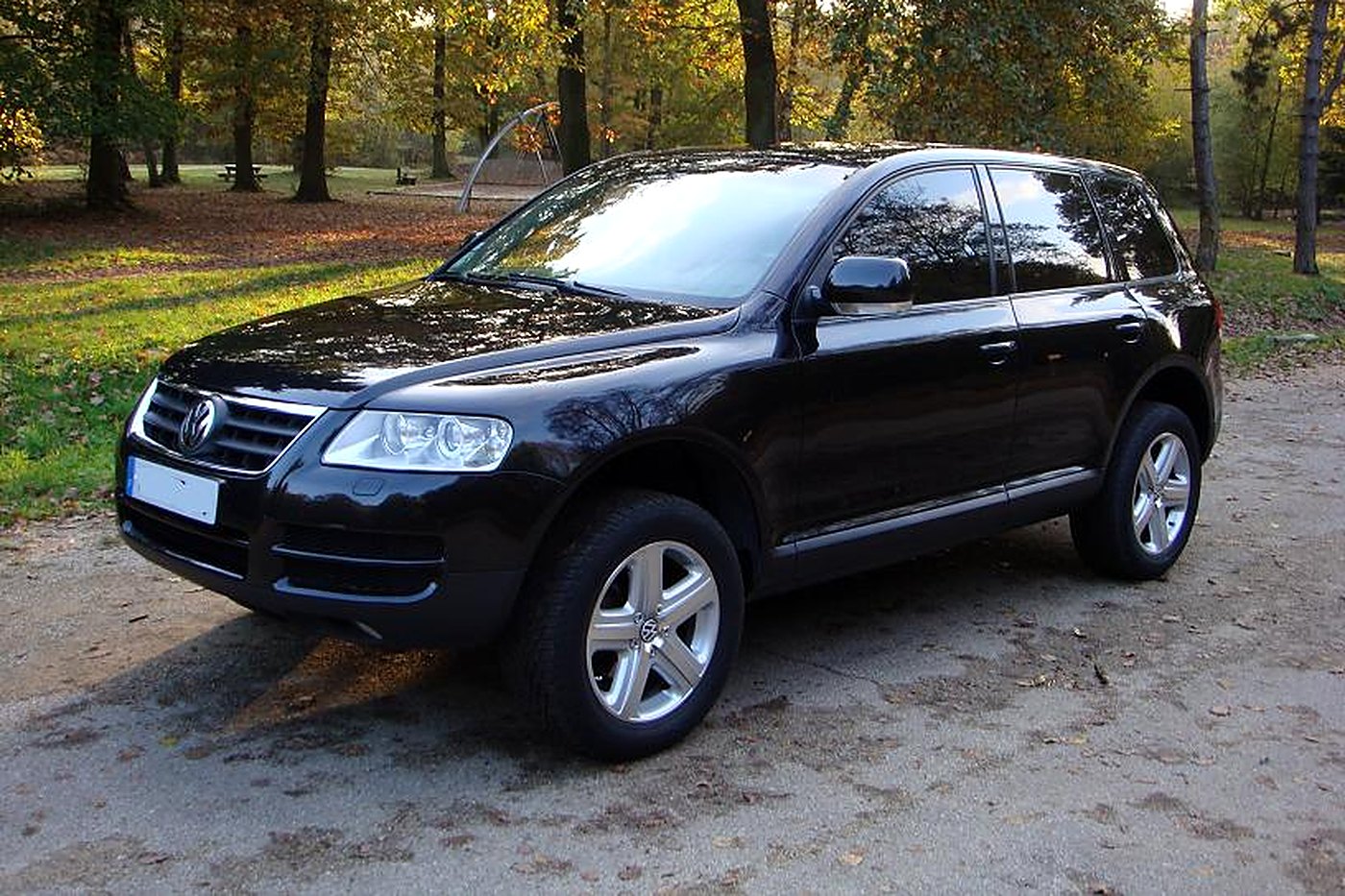 Volkswagen Touareg 7L noir de trois quarts avant, calandre chromée